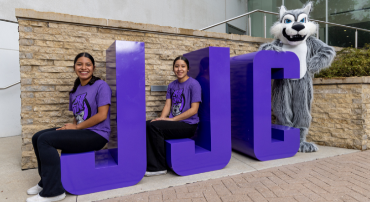 JJC students pose with Wiley 