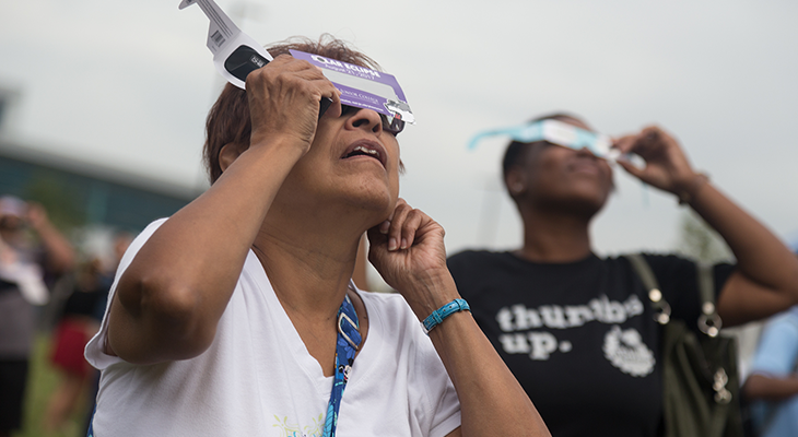 people viewing the soar eclipse